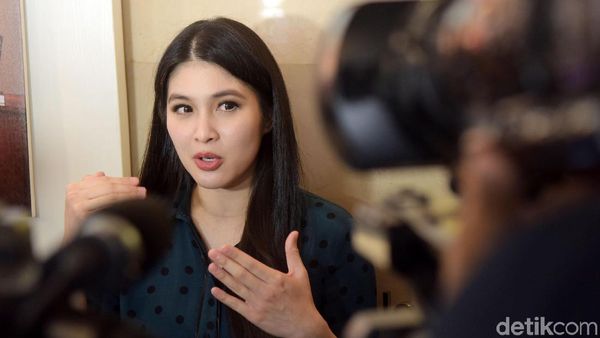 5 Artis Cantik Ini Ungkap Momen Indah Menyusui di Instagram