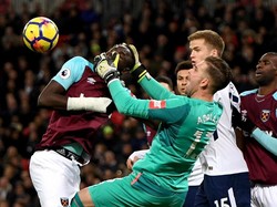 Ups! Maksud Adrian Tangkap Bola, yang Kena Malah Kepala Rekannya