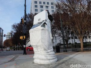 Patung Mobil Terbalik di Jantung Midtown Atlanta Patung Mobil Terbalik di Jantung Midtown Atlanta