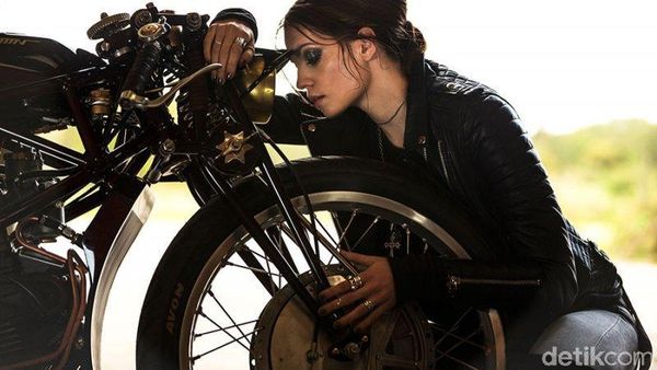 Model Cantik Berpose dengan Ducati Jadul