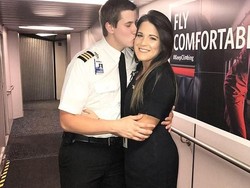 So Sweet! Pilot Lamar Pacarnya yang Pramugari di Depan Penumpang Pesawat