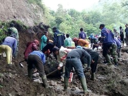 Tebing Setinggi 25 Meter di Magetan Longsor, 400 Jiwa Terisolir