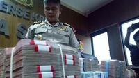 Menumpuk! Ini Duit Rp 1 M Hasil Penggeledahan Kantor Pemkot Makassar