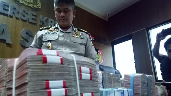 Menumpuk! Ini Duit Rp 1 M Hasil Penggeledahan Kantor Pemkot Makassar
