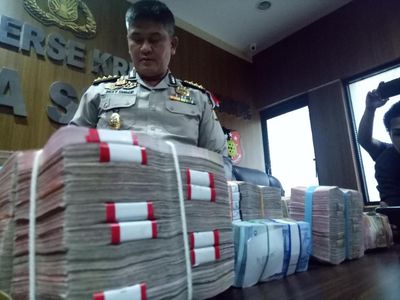 Menumpuk! Ini Duit Rp 1 M Hasil Penggeledahan Kantor Pemkot Makassar