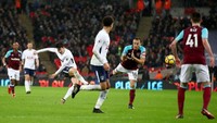 Tembakan jarak jauh Son Heung-min menghunjam pojok atas gawang West Ham yang dikawal oleh Adrian. Foto: Julian Finney/Getty Images