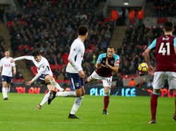 Tembakan jarak jauh Son Heung-min menghunjam pojok atas gawang West Ham yang dikawal oleh Adrian. Foto: Julian Finney/Getty Images