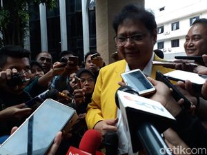 Akan Umumkan Cagub-Cawagub, Airlangga Hartarto Tiba di DPP Golkar