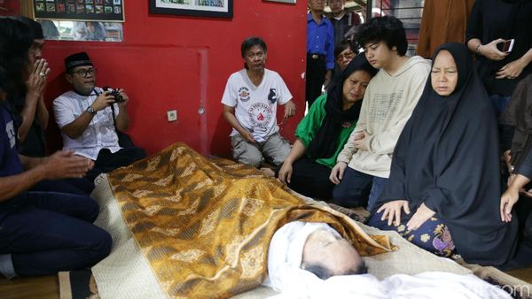 Suasana Rumah Duka Yon Koeswoyo hingga Kenang-kenangan Foto Koes Plus