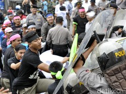 Adegan Simulasi, Massa dan Polisi Bentrok di KPU Kota Sukabumi