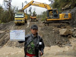 Penampakan Zeni TNI AD yang Tembus Hutan Bangun Trans Papua Penampakan Zeni TNI AD yang Tembus Hutan Bangun Trans Papua