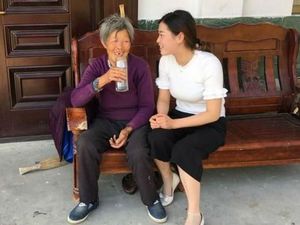 Kisah Haru Wanita Balas Kebaikan Ibu Angkat yang Hidup Miskin