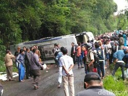 Bus Pariwisata Terguling di Tanjakan Sikelir Banjarnegara