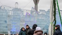 Guna menyemarakan Piala Dunia 2018, diadakan festival di Ledovaya Moskva Festival. Berlangsung 29 Desember-8 Januari, salah satu suguhannya patung es Ronaldo. (Foto: Mladen Antonov/AFP)
