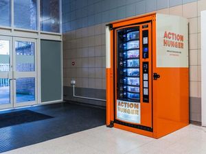 Mulia! Vending Machine Ini Bagikan Makanan Gratis untuk Tuna Wisma