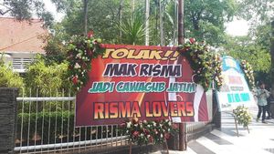 Penampakan Banjir Karangan Bunga Tolak Risma Jadi Cawagub