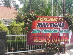 Karangan Bunga Tolak Risma Cawagub Jatim Berdatangan ke Rumah Dinas