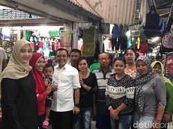 Ekspresi Santai Azwar Anas Didampingi Istri saat Kunjungi Pasar