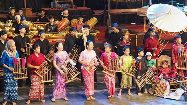 SAUNG ANGKLUNG UDJO BANDUNG, INDONESIA – 3 JANUARI: Sekelompok musisi tradisional menampilkan kesenian dengan angklung, sebuah instrumen tradisional dari Indonesia, di Saung Angklung Udjo yang terletak di Bandung, Indonesia pada 3 Januari 2017. Pada tahun 2010, UNESCO secara resmi mengakui angklung sebagai Masterpiece of Oral and Intagible Heritage of Humanity. ( Mahendra Moonstar - Anadolu Agency )