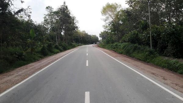 Mulusnya Jalan Perbatasan Kalimantan yang Dibangun Jokowi