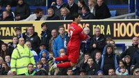 Selebrasi diving Luis Suarez saat Liverpool ke Goodison Park, 28 Oktober 2012, menjadi momen yang cukup diingat. Pemain Uruguay itu merayakan golnya dengan menjatuhkan diri di depan David Moyes, yang menuduhnya kerap diving sebelum laga.  (Foto: Clive Brunskill/Getty Images)