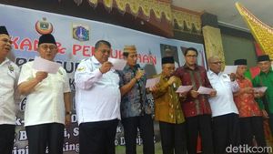 Potret Aksi Sandiaga Saat Nyanyikan Lagu Minang Ayam Den Lapeh