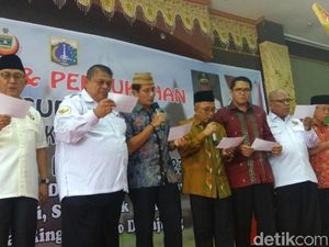 Potret Aksi Sandiaga Saat Nyanyikan Lagu Minang Ayam Den Lapeh