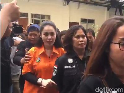 Senyum Jennifer Dunn Sebelum Dibui di Polda Metro
