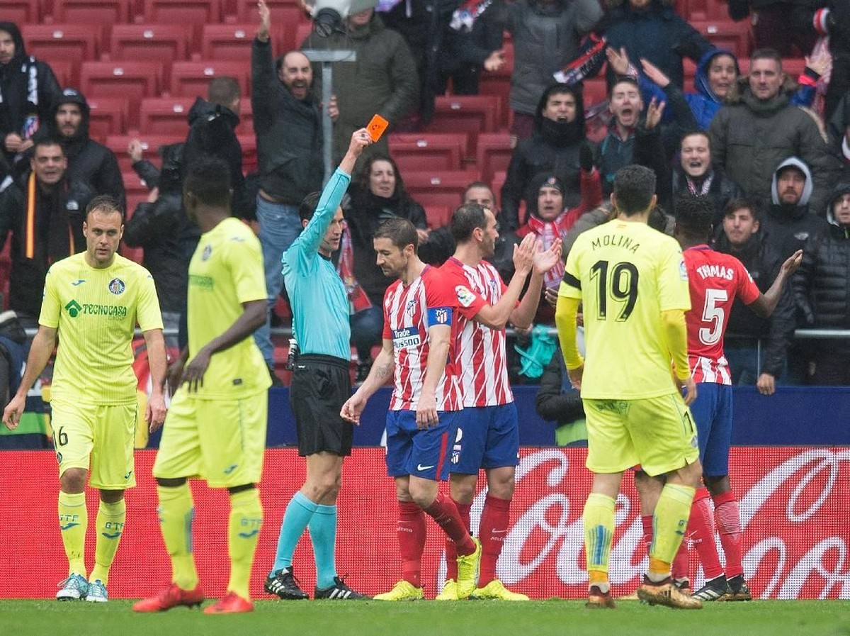 Diego Costa diganjar kartu merah saat Atletico Madrid menundukkan Getafe. (Foto: Denis Doyle/Getty Images)