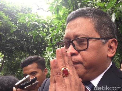Foto: Tangis Pecah Sekjen PDIP Saat Bicara Mundurnya Azwar Anas