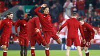 Van Dijk tampil sebagai starter pada laga babak ketiga Piala FA melawan Everton di Anfield, Sabtu (6/1/2018) dinihari WIB. Foto: Carl Recine/Action Images via Reuters
