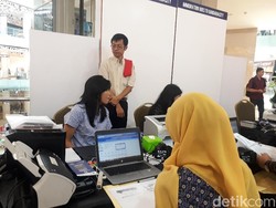 Antre Sejak Pagi, Warga Antusias Manfaatkan Layanan Paspor Simpatik