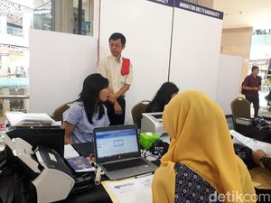 Antre Sejak Pagi, Warga Antusias Manfaatkan Layanan Paspor Simpatik Antre Sejak Pagi, Warga Antusias Manfaatkan Layanan Paspor Simpatik