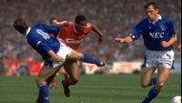 Final Piala FA 1989 yang pertemukan Liverpool vs Everton jadi laga derby Merseyside yang cukup dikenang. Liverpool menang 3-2 atas sang rival usai saling berbalas gol di masa injury time. Kemenangan itu juga menjadi pelipur lara bagi Si Merah pasca insiden tragedi Hillsborough di semifinal. (Foto: Simon Bruty/Allsport/Getty Images)