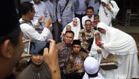 Lagi Pakai Sepatu, Anies Malah Jadi Rebutan Emak-emak Buat Selfie