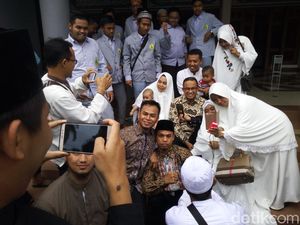 Lagi Pakai Sepatu, Anies Malah Jadi Rebutan Emak-emak Buat Selfie