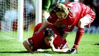 Legenda Liverpool, Robbie Fowler, berselebrasi mengisap kokain usai membobol gawang Everton di Anfield pada 1999. Selebrasi itu menimbulkan kontroversi tak lama berselang. (Foto: Ross Kinnaird /Allsport/Getty Images)