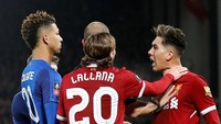 Kejadian antara Firmino dan Holgate terjadi di menit ke-41. Bek Everton itu mendorong Firmino sampai ke tempat duduk penonton. (Foto: Action Images via Reuters/Carl Recine)