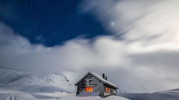 Potret Indah Rumah Kecil Kesepian di Hamparan Salju