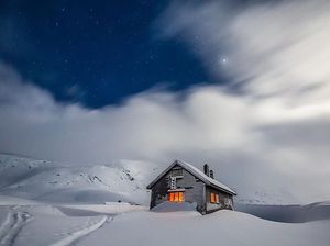 Potret Indah Rumah Kecil Kesepian di Hamparan Salju