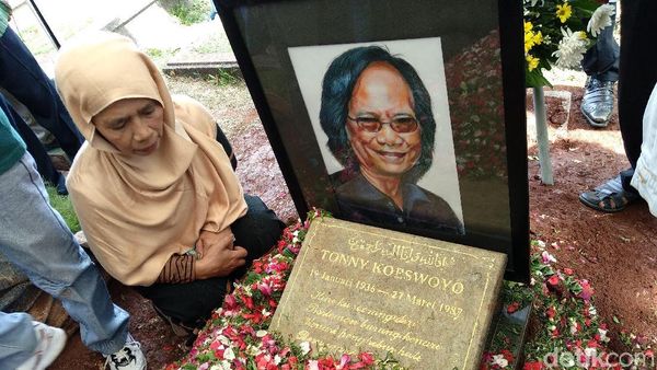 Haru di Pemakaman Yon Koeswoyo, Gal Gadot Hot in Pink