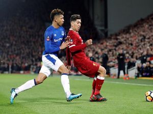 Keributan di Derby Liverpool, Firmino vs Holgate Keributan di Derby Liverpool, Firmino vs Holgate