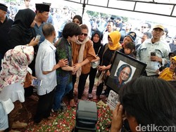 Isak Tangis Keluarga Antar Kepergian Yon Koeswoyo