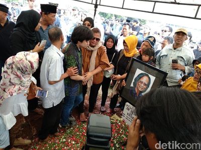 Tangis Haru Keluarga di Pemakaman Yon Koeswoyo