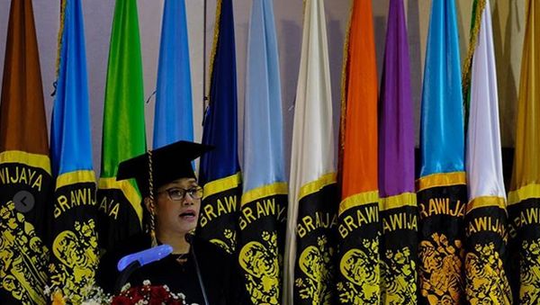 Pakai Toga, Sri Mulyani Orasi di Universitas Brawijaya