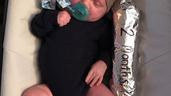 Lihat Lucunya Bayi Lucas Foto dengan Cheesesteak yang Dijadikan Penanda Umur