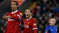 Pada laga melawan Everton, Van Dijk berduet dengan Joel Matip di posisi bek tengah. Foto: Phil Noble/Reuters