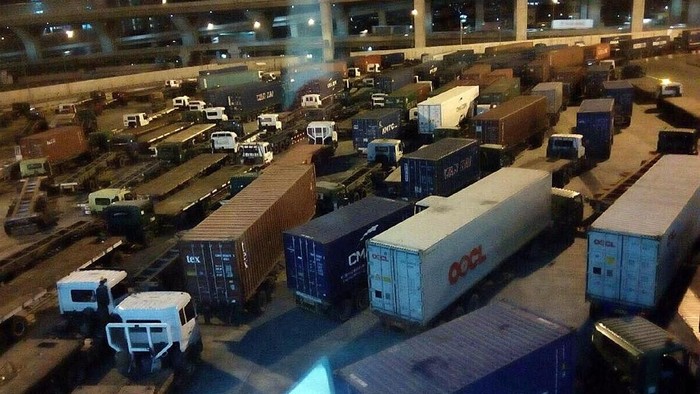 Antrean Kontainer Bongkar Muat di Pelabuhan Tanjung Priok Puluhan truk kontainer antre hendak menjalankan bongkar muat di gerbang Jakarta International Container Terminal (JICT), Tanjung Priok, Jakarta Utara, Jumat (5/1/2018) malam.
