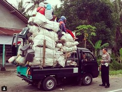 Jangan Ditiru, Mobil Bak Ini Malah Buat Angkut Barang dan Orang