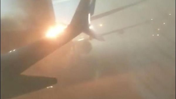 Foto: Ngeri! Api Menyala dari Ekor Pesawat Kanada yang Tabrakan